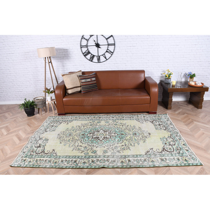 Tapis turc fabriqué à la main dans des couleurs pastel pour la décoration de salon avec art bohème et éléments verts naturels