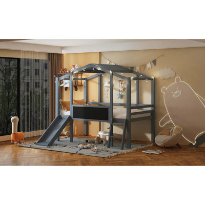 Lit mezzanine simple gris avec glissade, tableau noir de style maison et bande séduisante sur le toit, pour 6 glissières, gris. Maison attrayante. Coffre-fort amusant. Assemblage facile