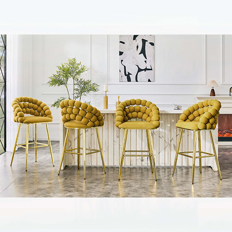 Tabourets de bar rembourrés en velours jaune moutarde avec pieds dorés, ensemble de 2, idéaux pour une cuisine moderne et un bar à domicile.