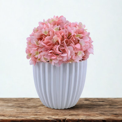 Arrangement de faux hortensias en céramique blanche