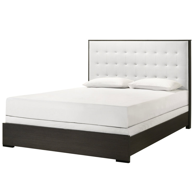 Grand lit à panneau tapissier contemporain avec tête, accents gris et beige capitonnés à la mode pour chambre à coucher, mélange
