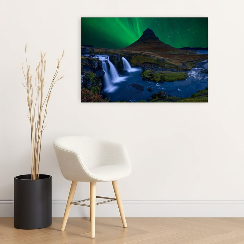 Kirkjufell Aurora Waterfalls - Paysage de montagne spectaculaire, éthéré et mystique, 24" H x 36" W