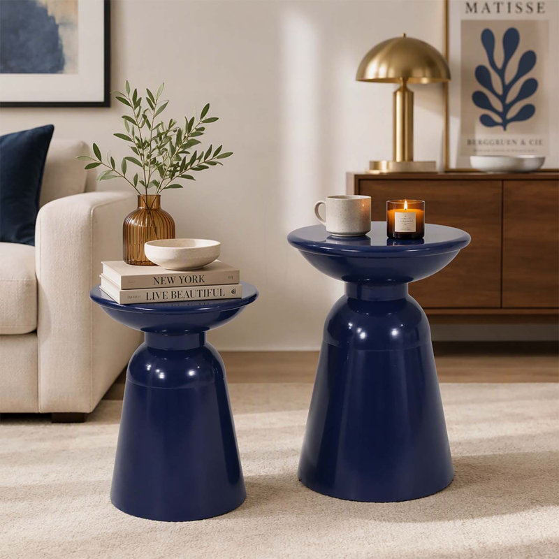 Tables d'appoint d'extérieur en fer forgé au design évasé, ensemble de 2, parfaites pour les espaces extérieurs modernes et élégants.