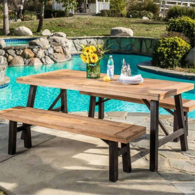Ensemble de salle à manger 3 pièces - Table et bancs en bois avec panneaux à lattes, style rustique et enchanteur.
