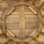 Table de salle à manger d'extérieur ronde en bois d'acacia avec une structure résistante aux intempéries et une conception à lattes classique pour les repas Alfresco de style bistro.