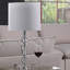 Lampe de table élégante en cristal avec accents chromés et lumière diffuse douce
