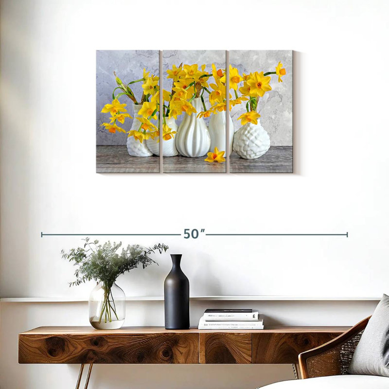 Jonquilles Harnek dans des vases blancs, H 20 po x l 33 po