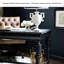 Bureau long 59,06 "en bois massif sculpté noir avec trois tiroirs-129913746