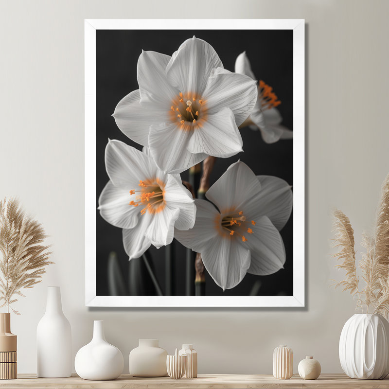 Monochromes blancs jaunes botaniques jonquilles I - jonquilles murales, Cadre flottant doré, H 34 po x l 44 po