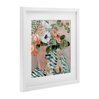 «Rosy Florals with Stripes», reproduction sous verre encadrée, conception par Annie Quigley