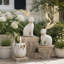 Figurine de lapin en magnésium avec oreilles en fer doré, corps blanc texturé et design ludique pour la décoration intérieure