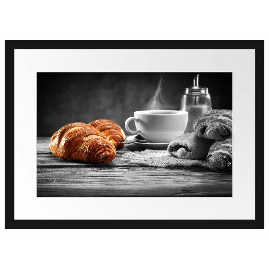 Gerahmtes Poster Croissants mit frischem Kaffee