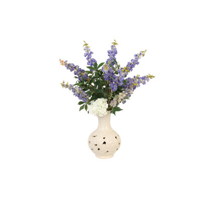 Delphiniums bleus dans un vase nuage blanc