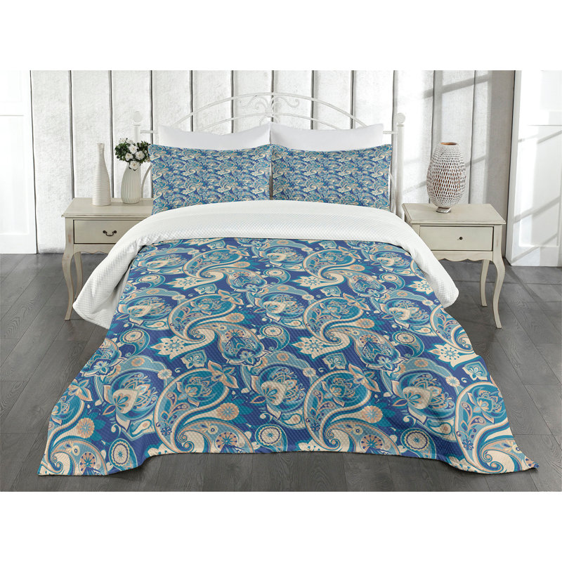 Queen White Quilted Paisley Bedspread Set with Shams