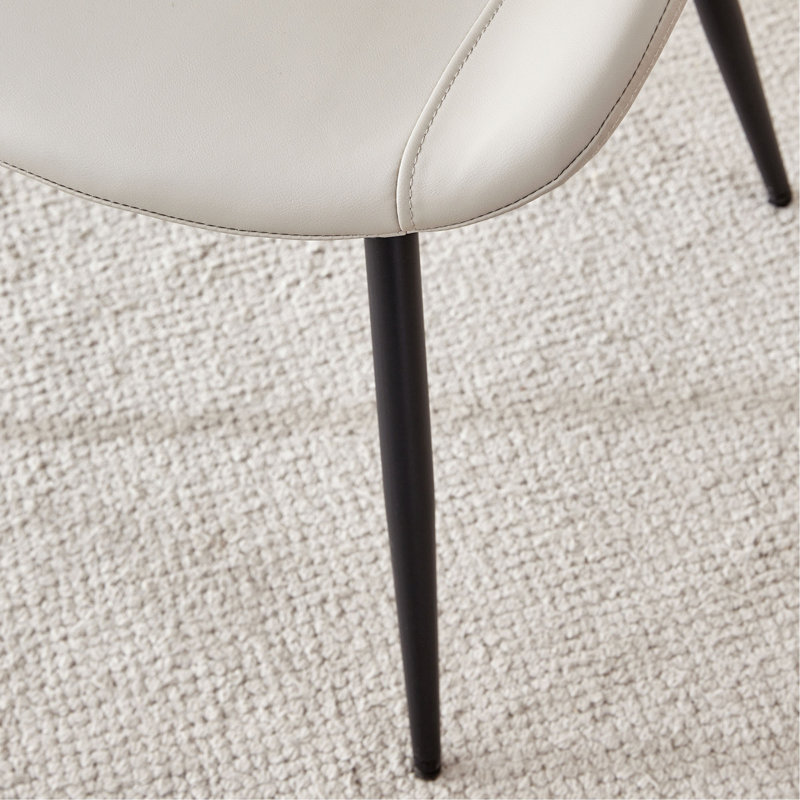 Ensemble de table de salle à manger extensible et de chaises, table en panneau de fibres à densité moyenne escamotable de 59 à 71 pouces. Table en panneau de fibres à densité moyenne noyer. Combinée avec 6 chaises en polyuréthane artificiel gris chaud avec un design de coussin incurvé. Convient pour les salles à manger et le bureau.
