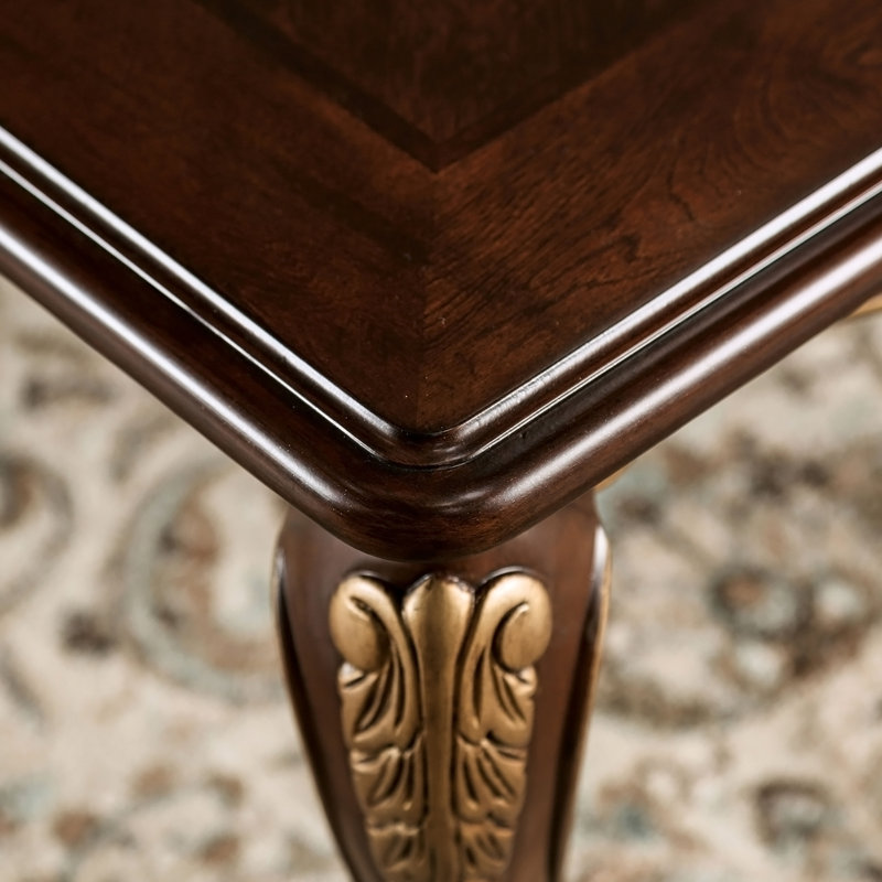 Table de bout de style traditionnel avec pieds incurvés, détails sculptés, détails dorés et structure en bois massif au fini tabac riche