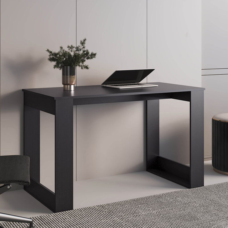 Bureau d'écriture avec poste de travail spacieux et pieds robustes