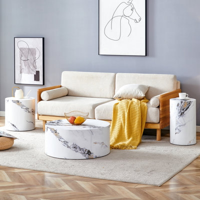 Ensemble de tables basses modernes et minimalistes de trois tables basses en MDF à motif de marbre. La table cylindrique avec son motif peut être facilement intégrée dans une variété de styles d'intérieur.