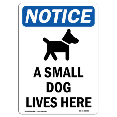 Un petit chien vit ici avec un symbole