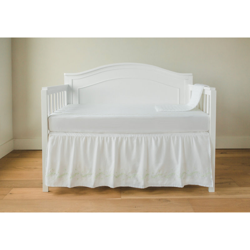 Jupe de lit de bébé brodée Meadow