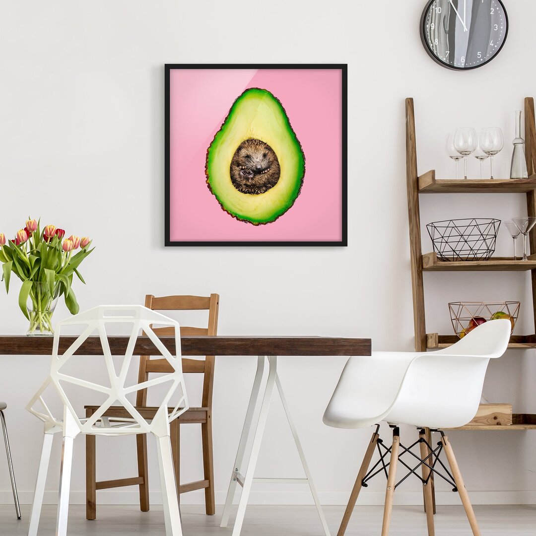 Gerahmtes Poster Avocado mit Igel von Jonas Loose