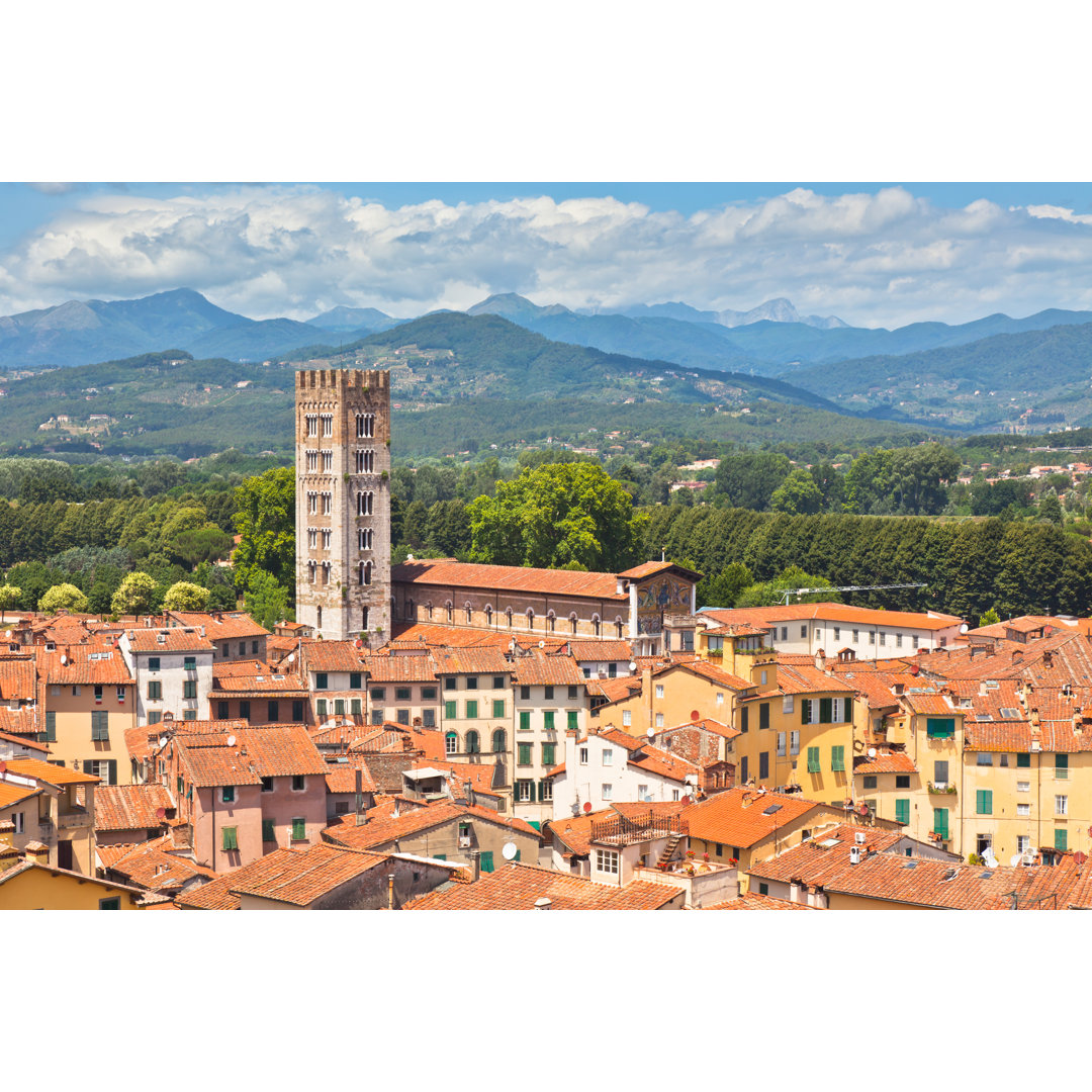 Blick über Lucca, Toskana von Dvoevnore - Kunstdrucke auf Leinwand