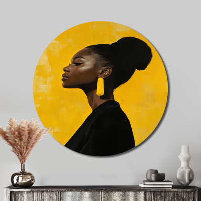Portrait de profil ensoleillé - Décoration murale ronde en métal jaune représentant une femme