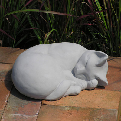 Statue classique de chat endormi