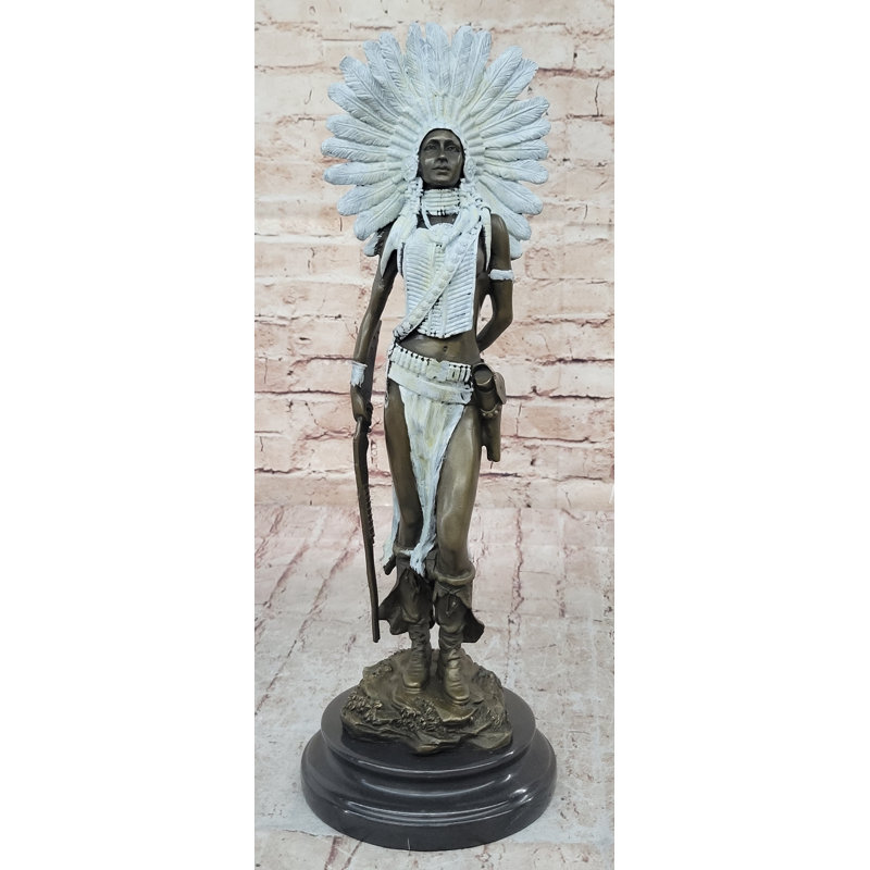 Statue de fille amérindienne en guirlande de bronze coiffée de plumes signée 18 po x 6 po