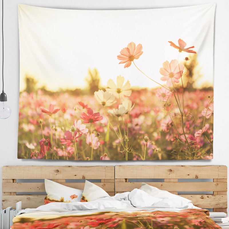 Tapisserie sur fond de fleurs cosmos, H 32 po x l 39 po