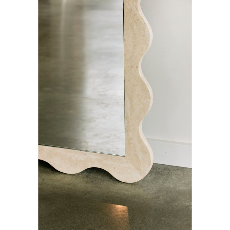Miroir à cadre festonné en marbre de pierre naturelle 35 po x 79 po Deniz