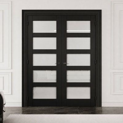 Porte-fenêtre intérieure à 5 carreaux (122 x 203 cm) avec cadre noir, verre dépoli, charnières noires, loquet et serrure, vitrage opaque, âme pleine insonorisée et étanche, idéale pour buanderie, placard, garde-manger, salle de bain ou chambre.