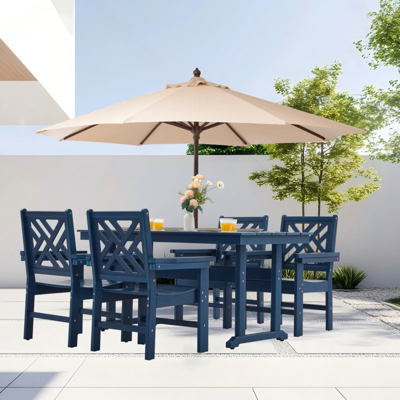 L'ensemble de table de salle à manger Hdpe pour table et chaises d'extérieur 4,5 pièces comprend 4 chaises et une table de patio de 62,5 po avec trou pour parasol (bleu)