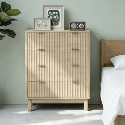 Commode 4 tiroirs cannelée en bois naturel, commode de rangement moderne en bois aggloméré avec poignées dorées et sangles anti-basculement pour le couloir du salon