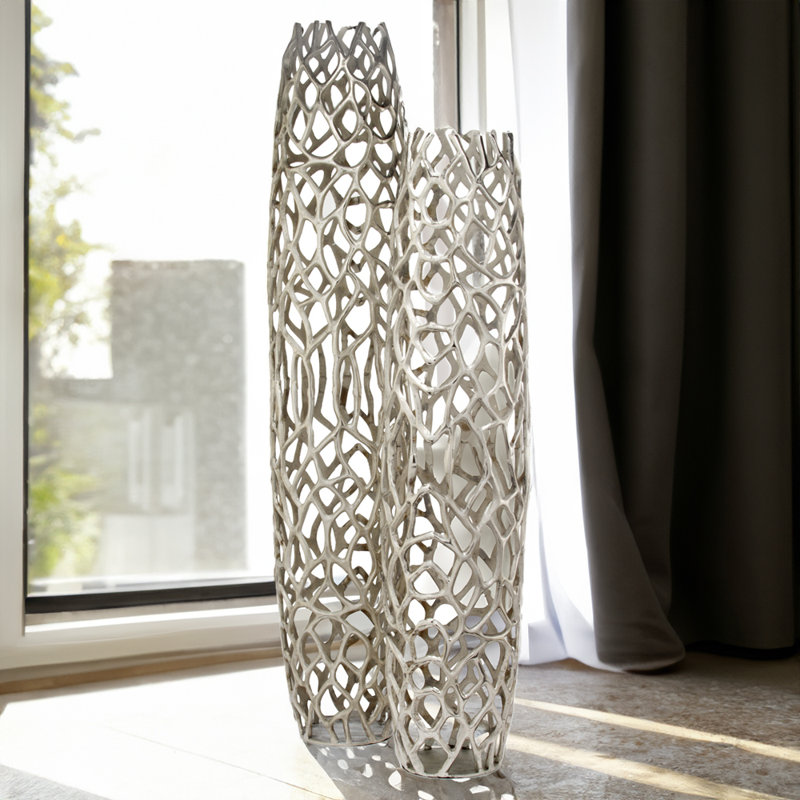 Vase de plancher Babylone Rama, H 47 po x l 6,5 po x P 9 po, Argent