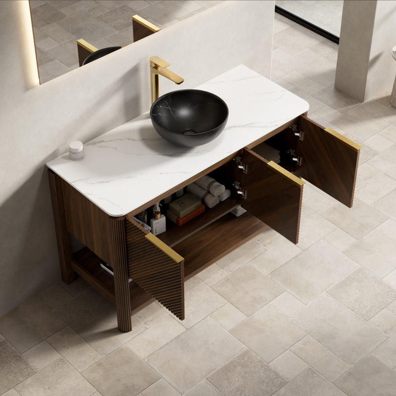 Meuble-lavabo de salle de bain INDIGO 48 po, armoire de rangement autoportante en contreplaqué avec 3 portes diagonales et tablette ouverte, lavabo en céramique à motif de pierre noire et plateau en pierre frittée blanc de Carrare, grain de bois noyer foncé