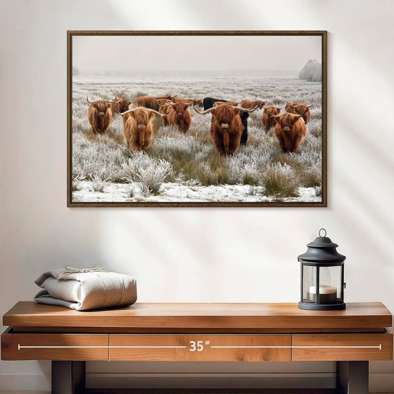 Winter Highland Cows, 25 po x 17 po, Cadre flottant noyer