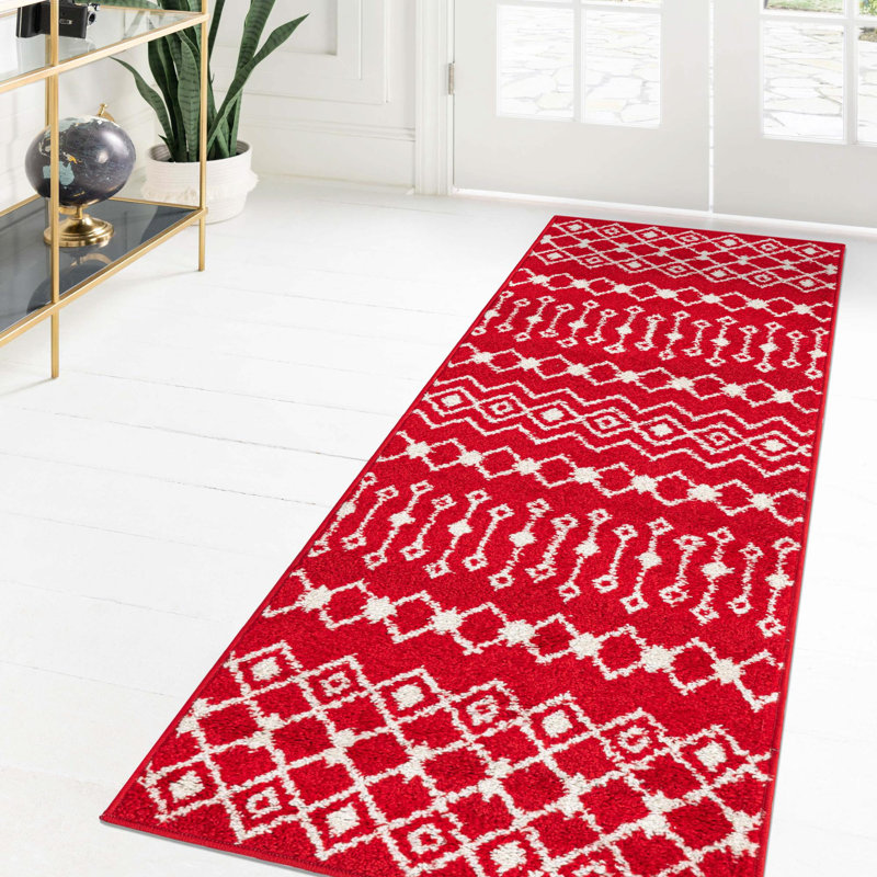 Tapis géométrique en chenille / polyester tissé à la machine Briehn - rouge / blanc, Tapis de couloir 3 pi 3 po x 16 pi 5 po