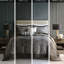 Couvre-lit très grand 5 pièces avec coussins en fausse soie, bride de lit taupe et passepoil bleu-116011390-116011392