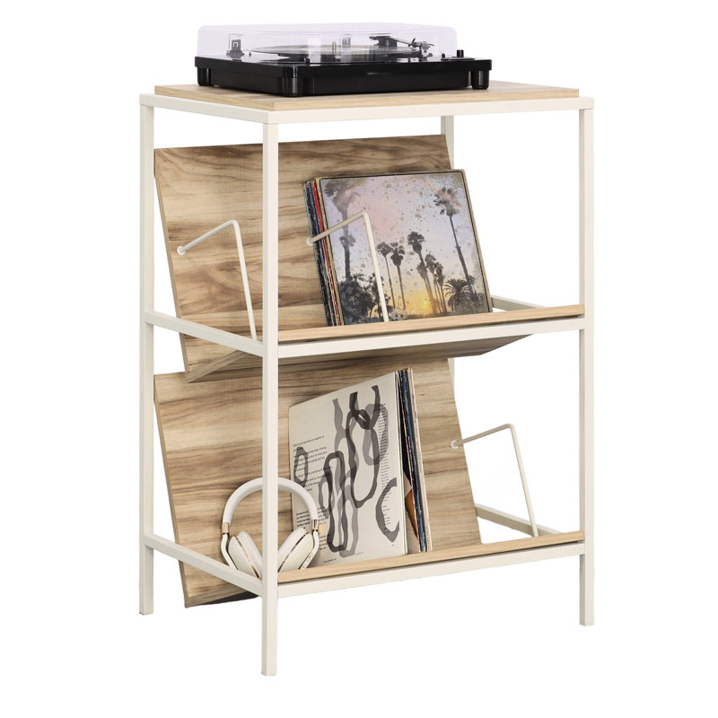 Rangement polyvalent à structure en métal avec finitions en bois et tablettes inclinées pour les petits espaces dans le salon.
