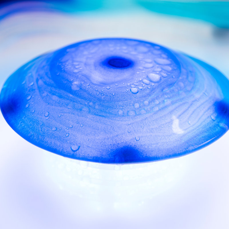 Fontaine brumisatrice de table XBrand avec 12 DEL à couleurs changeantes et commande intégrée, 20 cm de hauteur, verre et métal, bleue