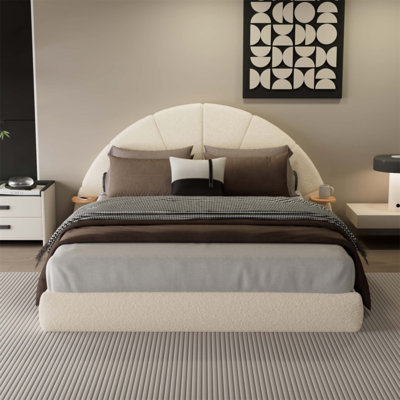 Lit arqué unique avec petite table, confort luxueux et design moderne pour une esthétique de chambre améliorée