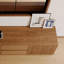 Meuble télé 78 po Mid-Century moderne avec portes cannelées, centre de divertissement en noyer avec armoires et tiroirs, console de télévision à profil bas pour téléviseur de 85 po ou moins-1526255219