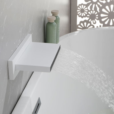 Bec de baignoire de salle de bain