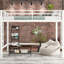 Grand lit mezzanine en métal blanc avec échelles doubles, aménagement d'espace efficace et décoration simple, pièce de chambre à coucher