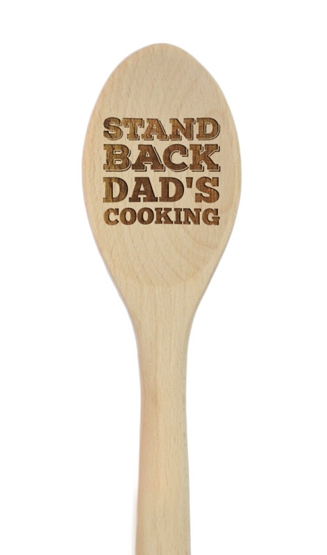 Cuillère à mélanger en bois gravée au laser "stand back dad's cooking"