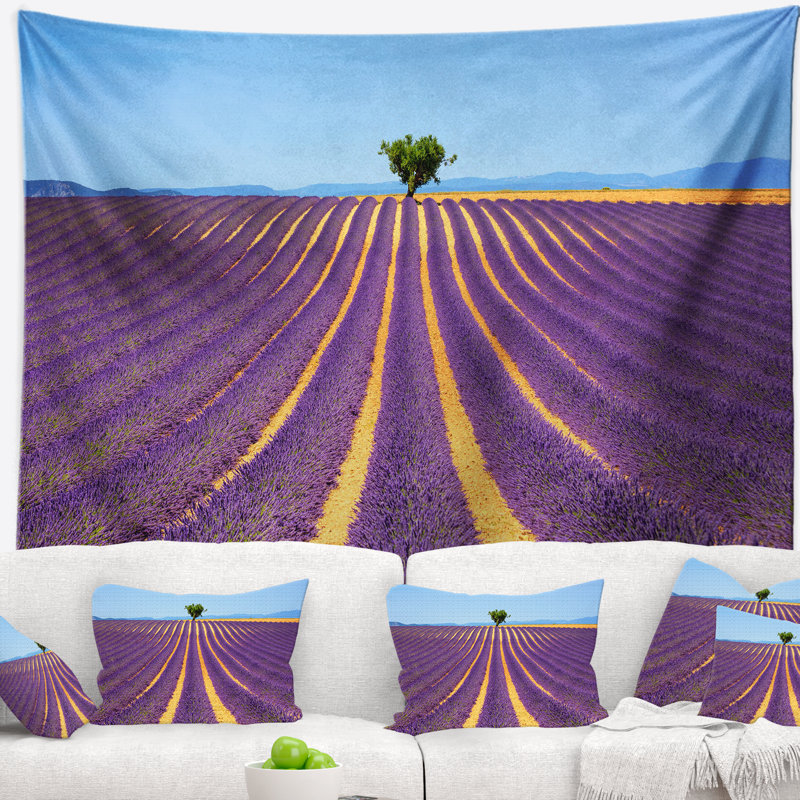 Tapisserie «Lonely Uphill Tree in Lavender Field», H 32 po x l 39 po