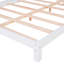 Lit plateforme en bois avec tête de lit en forme de maison-147516979-147516978