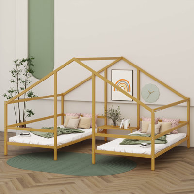 Lits simples en métal triangulaires en forme de maison