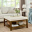 Grande table basse rembourrée en lin capitonné avec tablette en bois de hêtre